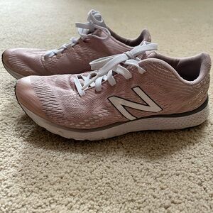 New Balance women’s sneakers GUC